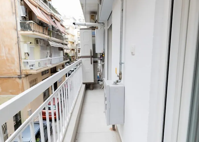Talkabout - Spacious 48 Sqm - 3' To Metro - Next To Ippokrateio Hospital Apartment