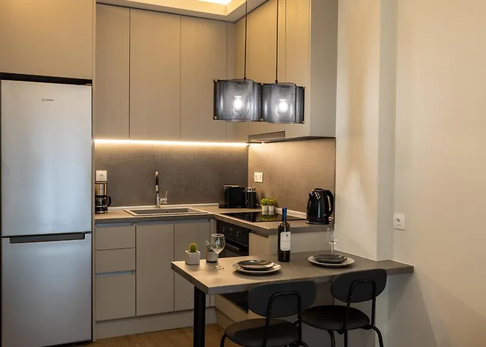 Talkabout - Spacious 48 Sqm - 3' To Metro - Next To Ippokrateio Hospital * Salonic